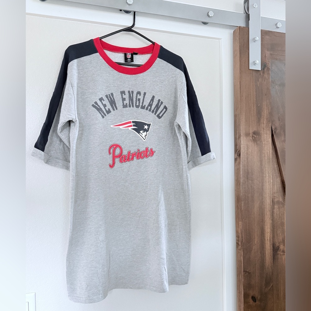 New England Patriots Women’s Gray and Red 3/4 sleeve sweatshirt